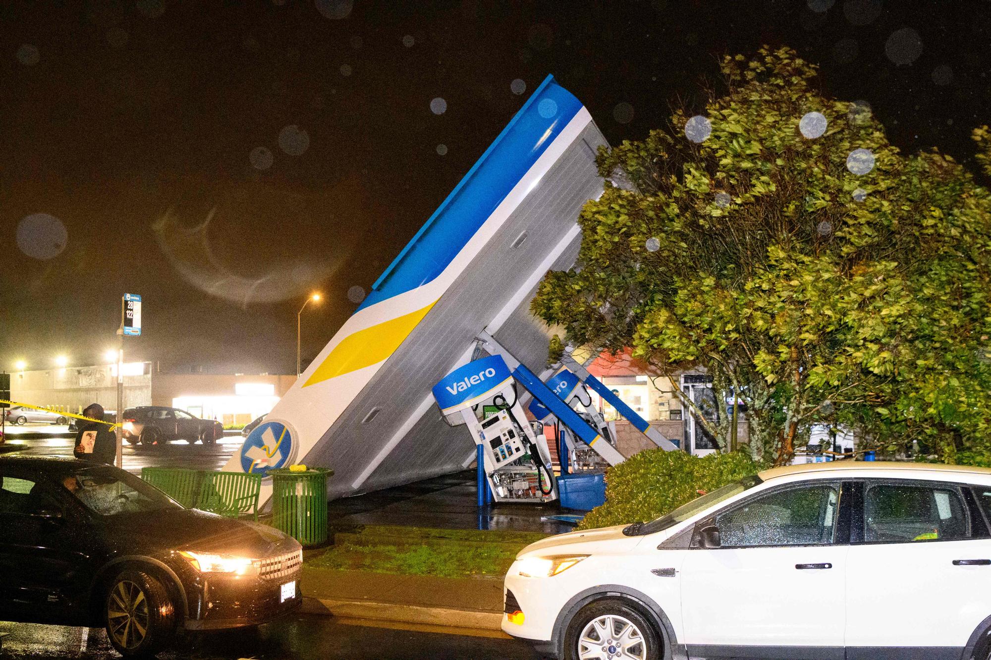 Una gasolinera en San Francisco cede su estructura a causa del viento causado por el ciclón bomba