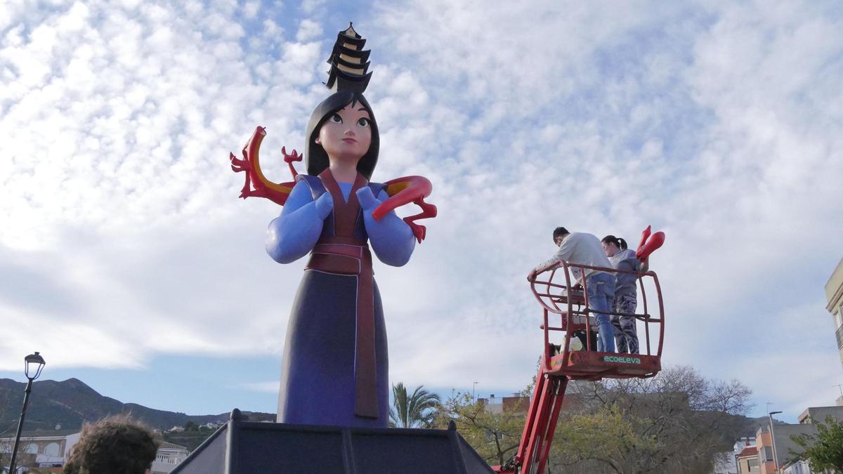 Vídeo: La Vall d'Uixó saca las fallas a la calle con la 'plantà'