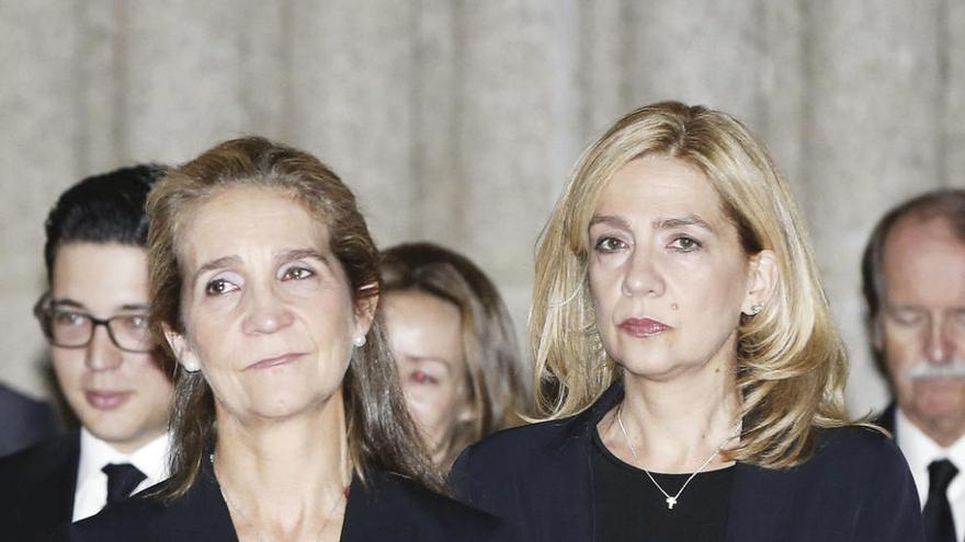 Las infantas Elena y Cristina durante el funeral de Don Carlos. // Efe