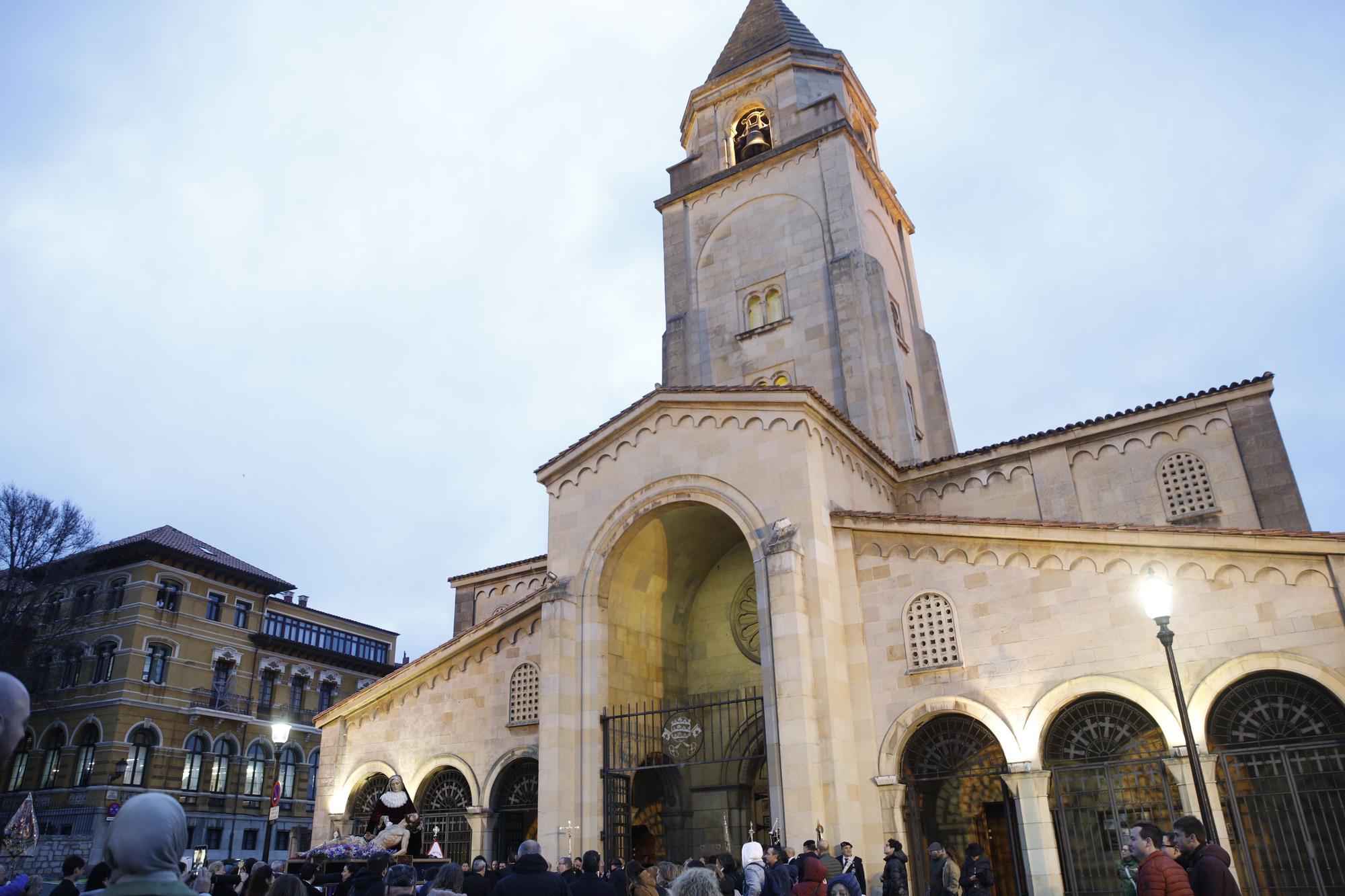 En imágenes: así fue el traslado de la Piedad en Gijón