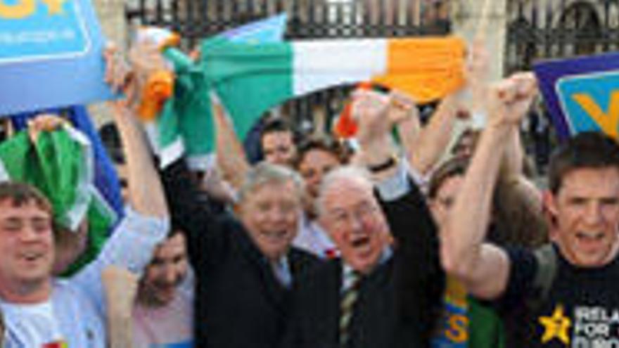 El ex presidente del Parlamento Europeo Pat Cox (centro-izquierda) celebra el resultado.  // Aidan Crawley