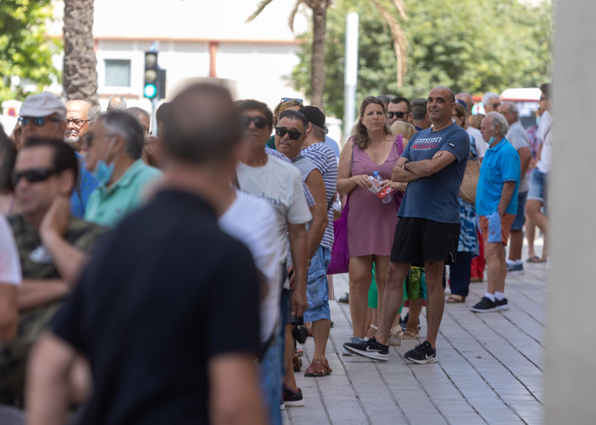 Colas para comprar entradas de la Feria taurina en la plaza de toros de Alicante