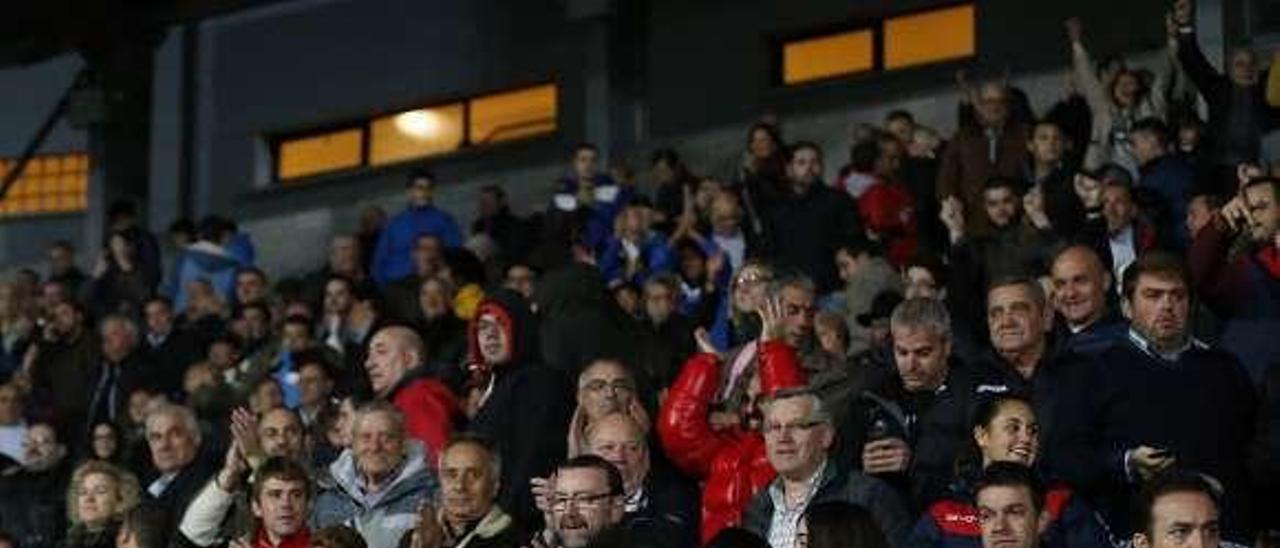 La afición de Ganzábal, en el choque ante el Oviedo.