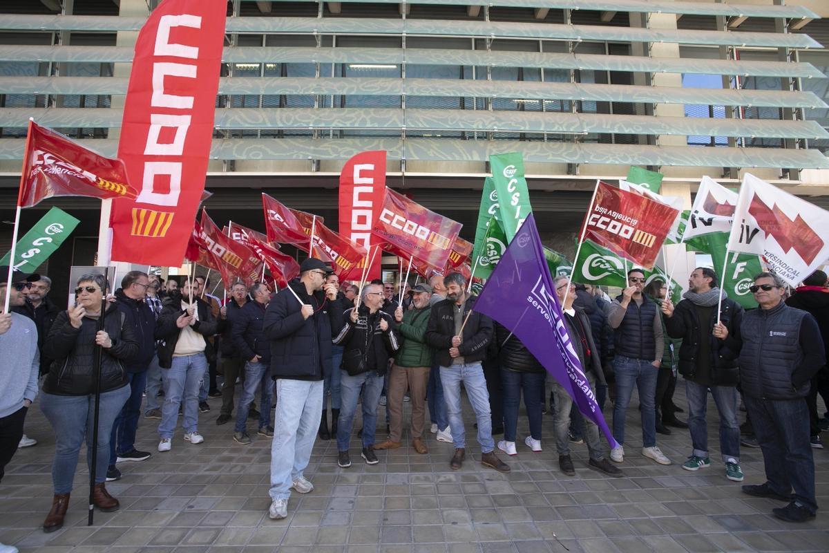 Protesta en la Conselleria de Industria de los sindicatos de la ITV.