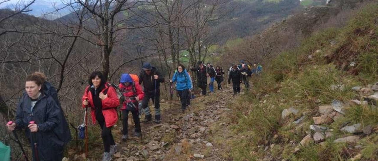 Miembros del grupo Estoupo realizan la ruta que comunica Biescas y Brieves.