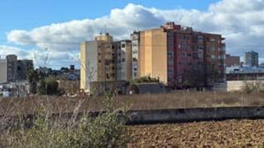 En el centro, imagen actual de los bloques de viviendas que serán complementados con la construcción de las VPO.