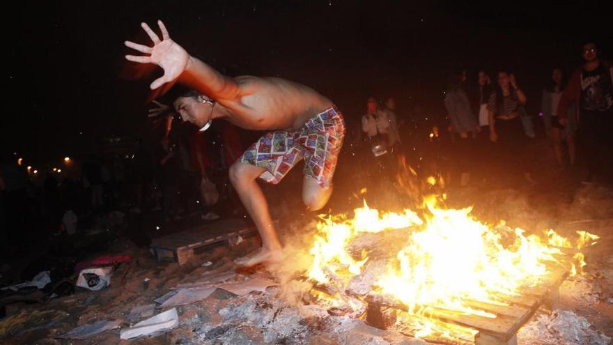 Un joven, en la hoguera de San Xuan del año pasado.