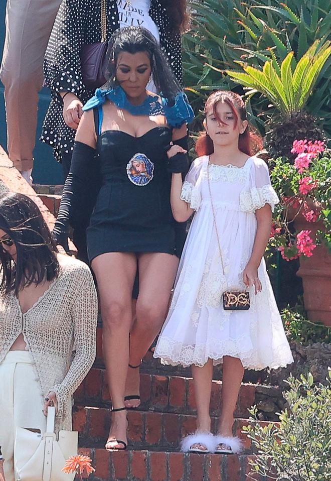 Kourtney Kardashian con su hija Penélope en su boda