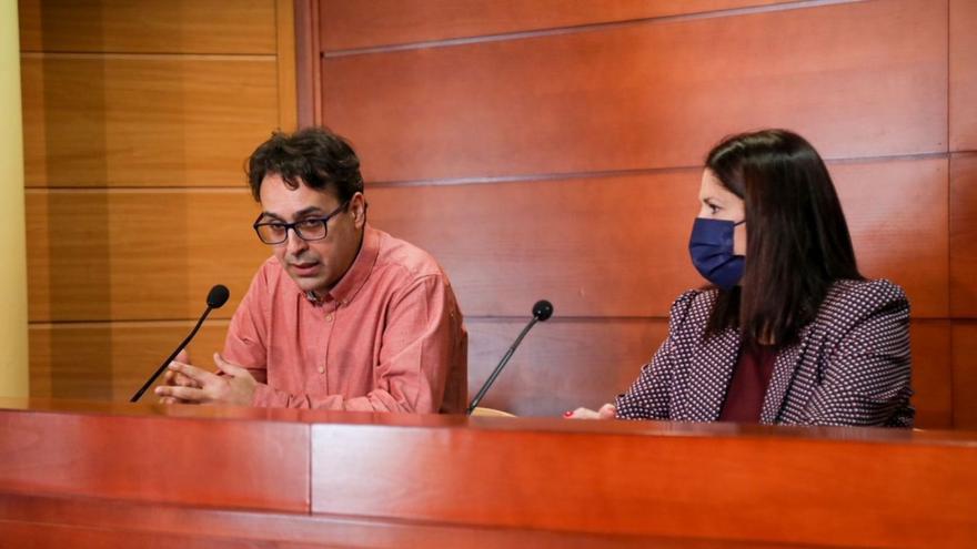 Mohamed El Morabet y la edil Noelia Losada, tras la lectura del fallo del jurado.  | L.O.