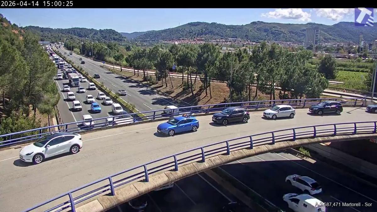 Imatge de la càmera de trànsit on s'observen les retencions que ha provocat l'accident