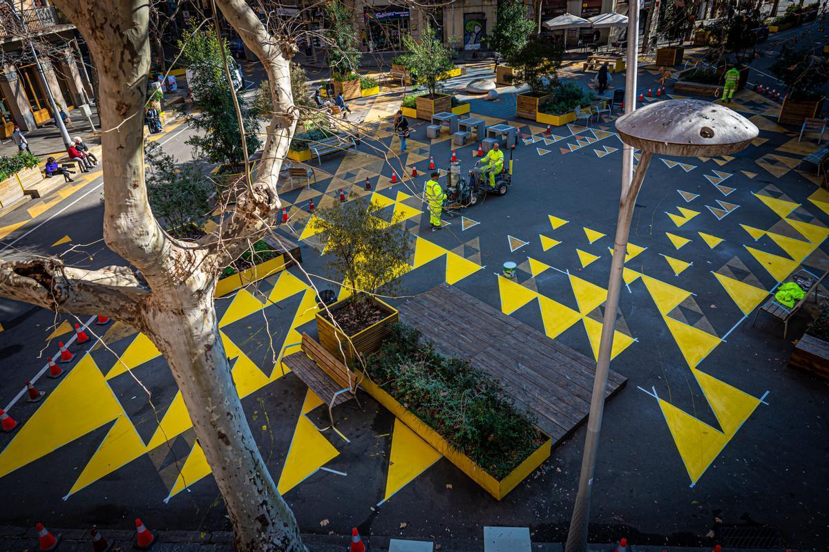 Repintando los colores y las formas del asfalto en la Superilla de Sant Antoni de Barcelona