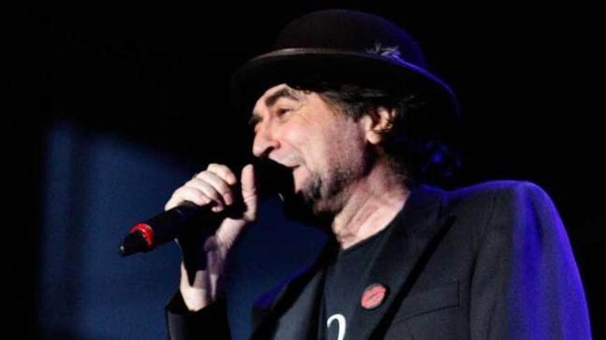 Joaquín Sabina, en su recital de 2010 en Gijón.