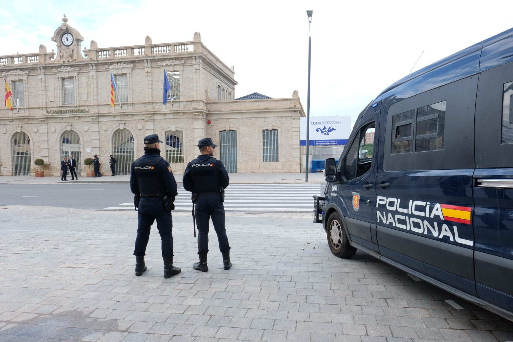 Gran presencia policial y decenas de curiosos en Casa Mediterráneo por la cumbre europea que se celebra en Alicante