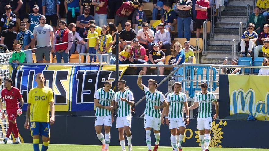 El Córdoba CF resucita en Cádiz y pone fin a su caída con un triunfo vital