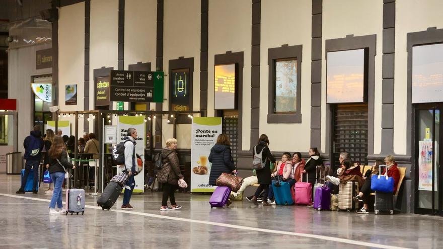 Caos en la terminal de Alicante por una avería en la estación de Chamartín-Clara Campoamor