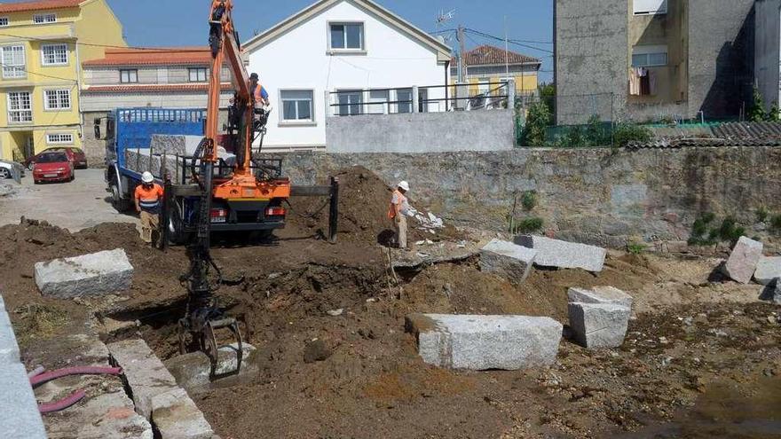 Obras de humanización en la plaza de O Portiño, en A Illa. // Noé Parga