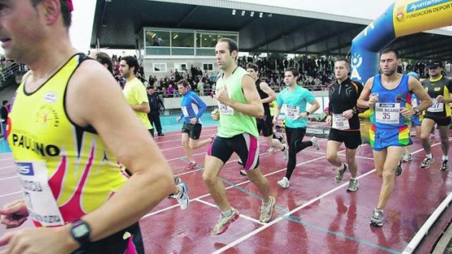 Participantes en la media maratón de Avilés en el estadio del Quirinal.