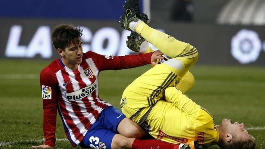 Rubén se queja tras el choque con Vietto. // Efe