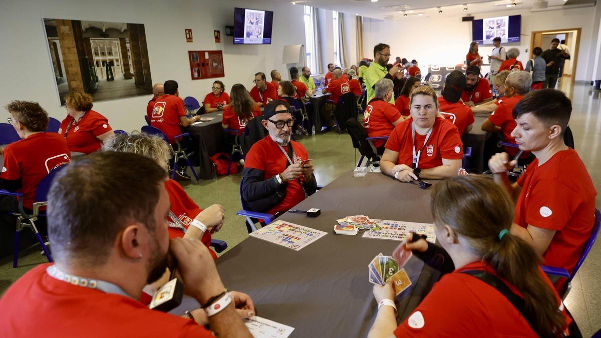 Torneo internacional en Gijón del juego de cartas "UNO" para personas sordas: "Es un día para disfrutar"