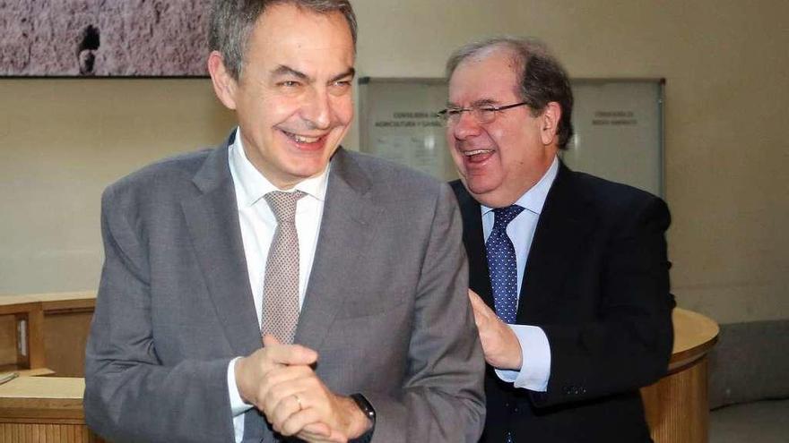 Herrera y Zapatero inauguran la jornada social en Valladolid.