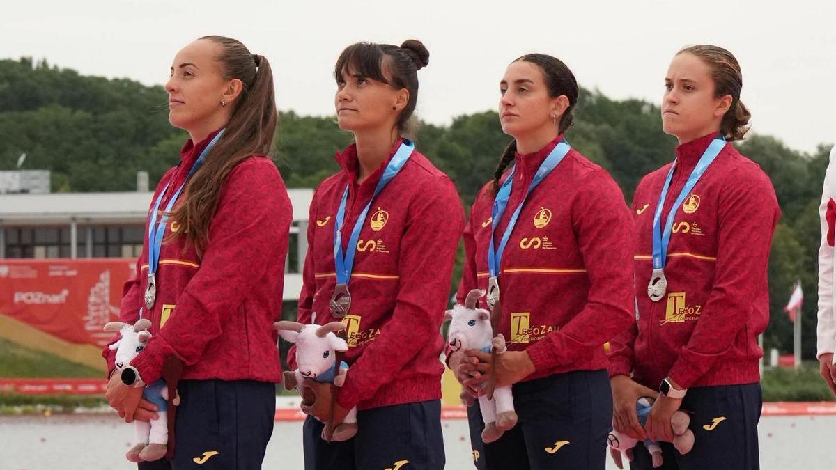 Bàrbara Pardo, primera por la izquierda, en el podio, con sus compañeras del K-4.