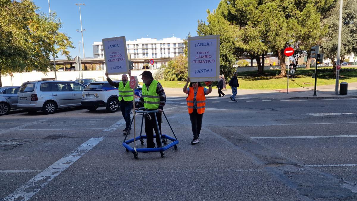 Los activistas usaron un andador de gran tamaño en su actividad.