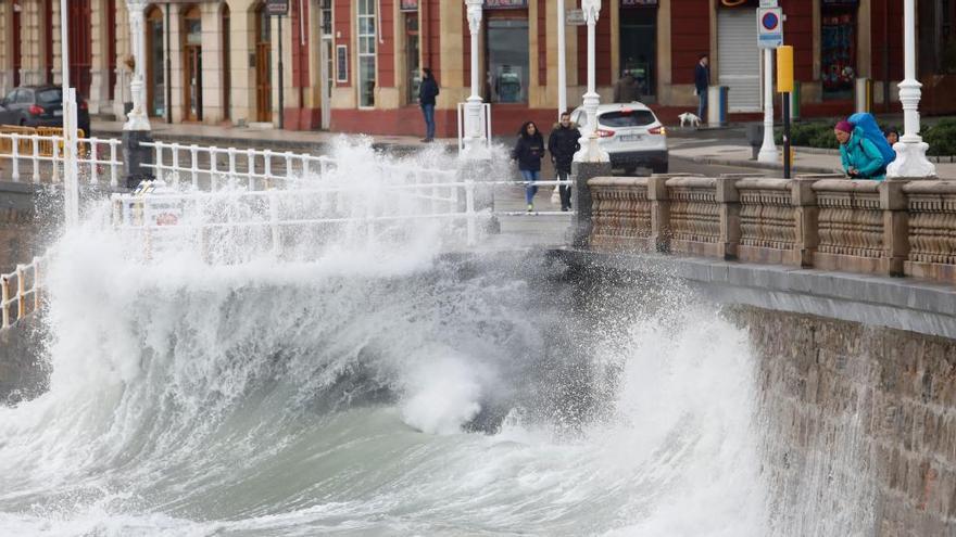 Olas de más de seis metros esta madrugada en el Puerto de Gijón