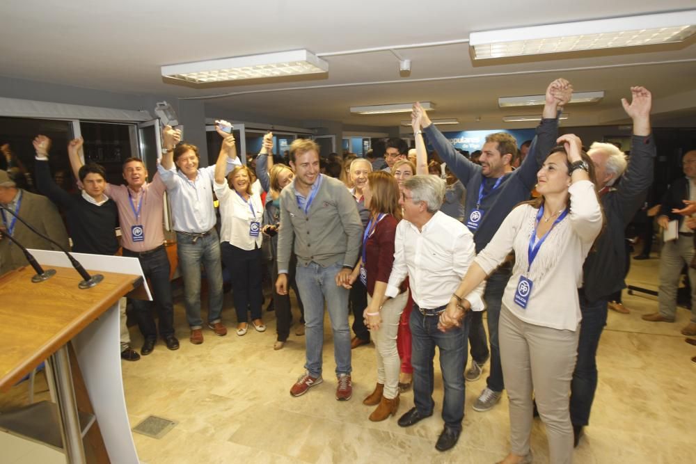 Varias decenas de personas se acercaron a la sede de los populares en la calle Urzaíz para celebrar junto al PP vigués la mayñría absoluta de Núñez Feijóo