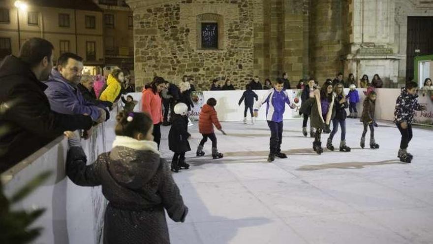 La pista de patinaje sobre hielo en Santa María anoche.