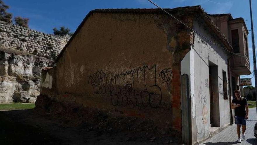 La liberación de la muralla continúa en septiembre con dos derribos más en La Feria