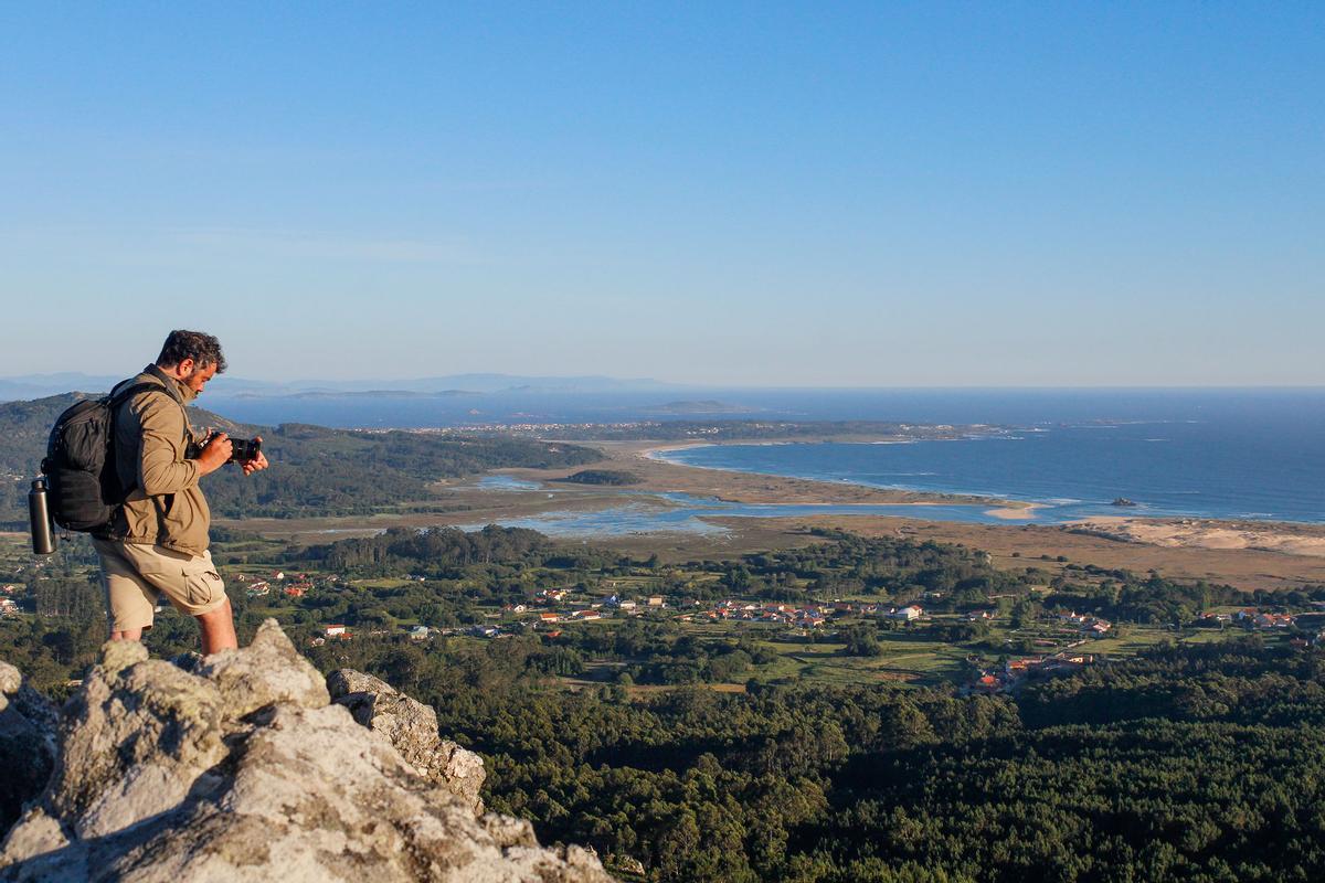 Óscar Górriz fotografiando el paisaje del Barbanza.