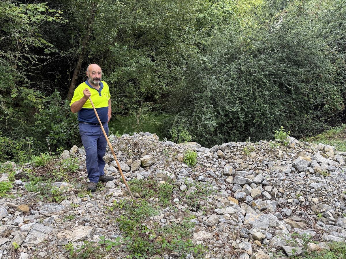 Protesta de vecinos de Llerandi (Parres) contra la destrucciòn de una laguna