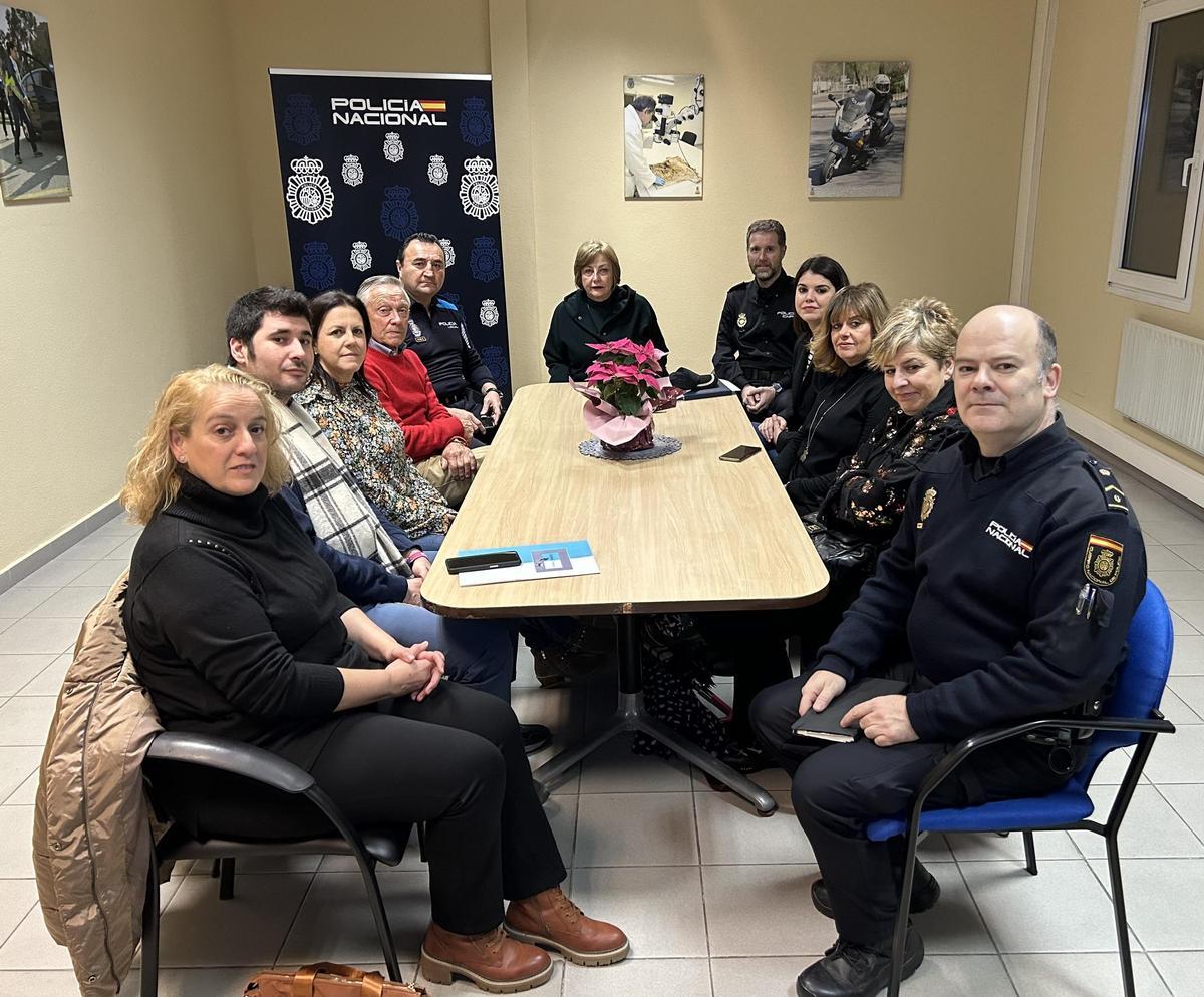 Asistentes a la reunión celebrada esta mañana en la Comisaría de la calle Río San Martín.