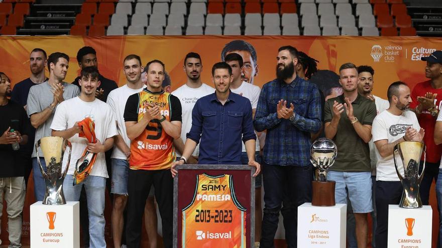 La última camiseta de Van Rossom ya está en el museo de L’Alqueria del Basket