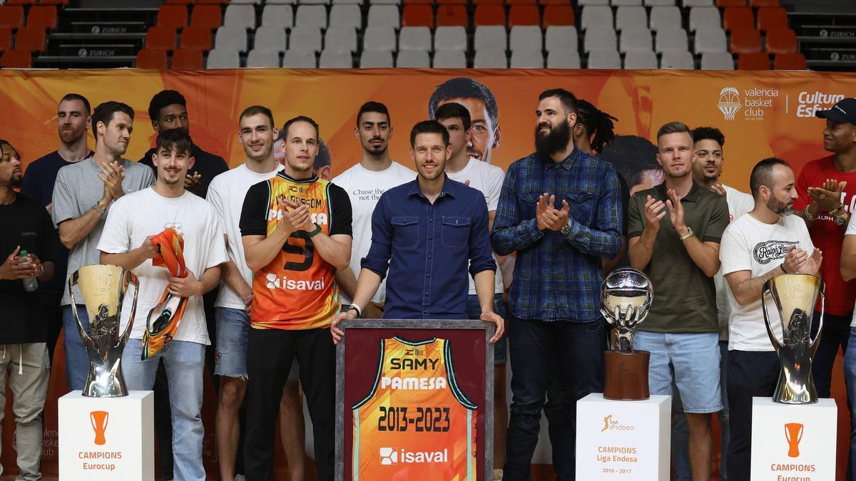 Sam Van Rossom del Valencia Basket, con todos sus compañeros y su camiseta retirada
