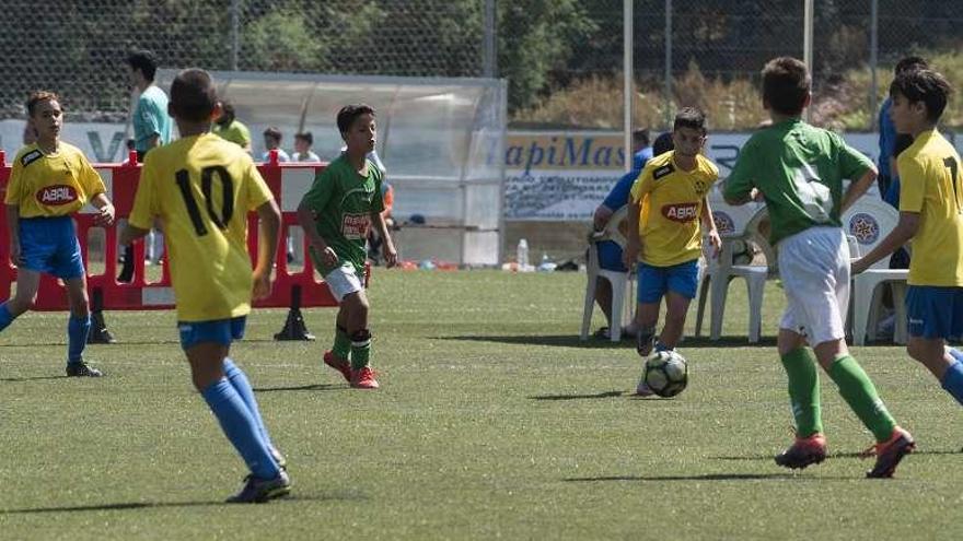 Un lance de uno de los partidos de ayer en Os Carrís. // B. Lorenzo