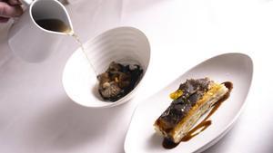 El hojaldre con perdiz y consomé de setas en Tram-Tram.