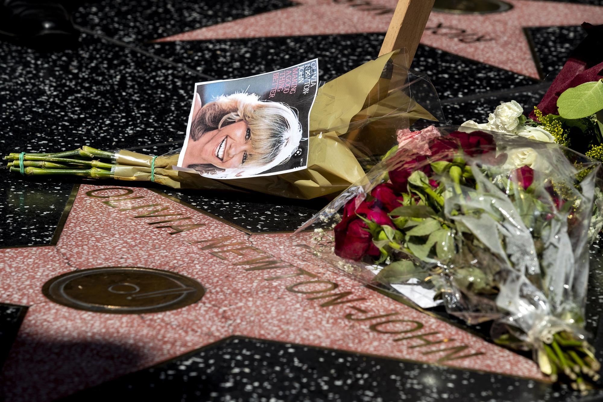 Recuerdos en memoria de Olivia Newton John en el paseo de la fama de Hollywood.