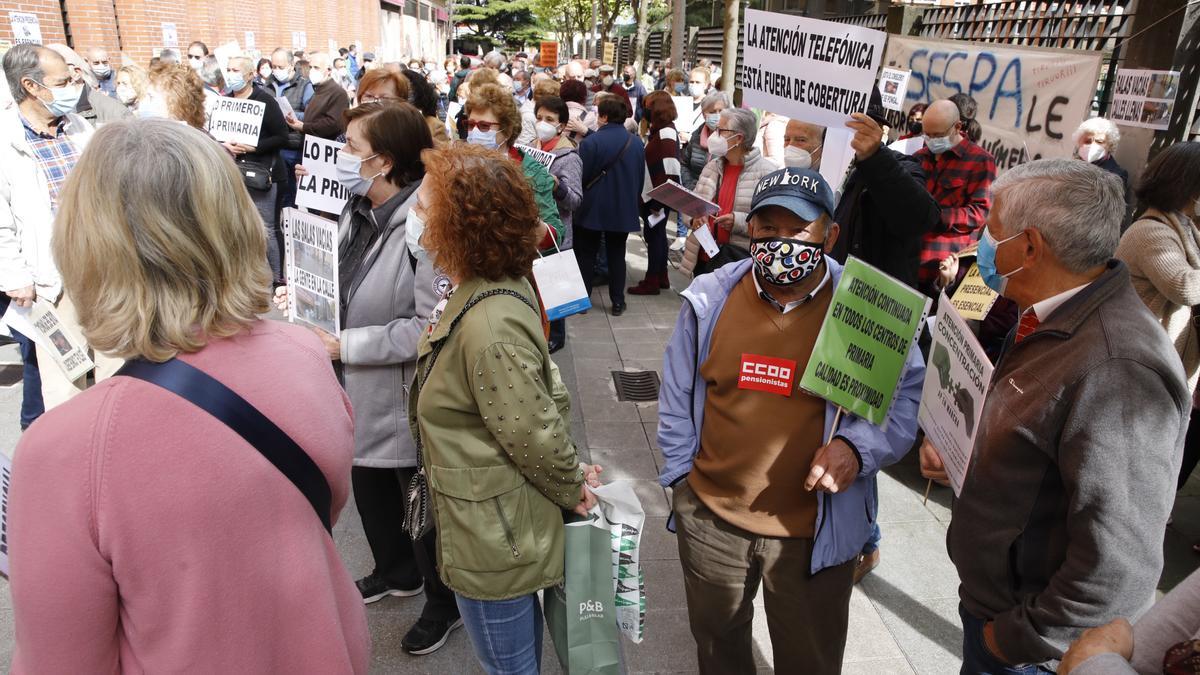 Protesta vecinal en el centro de salud de Severo Ochoa