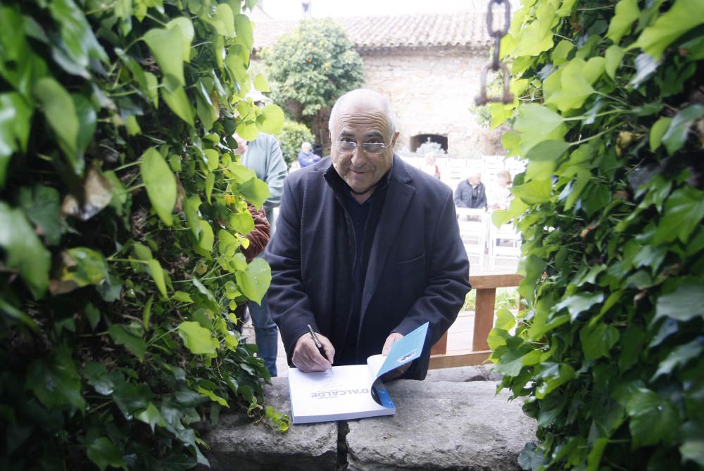 El llibre s'ha presentat al jardí de l'Àngel