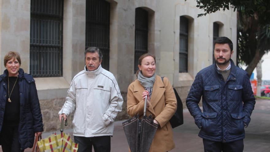 La exedil Maria del Carmen Navarro, el exalcalde Manuel Aracil, la edil Almudena Rico y el exedil e hijo del alcalde David Aracil