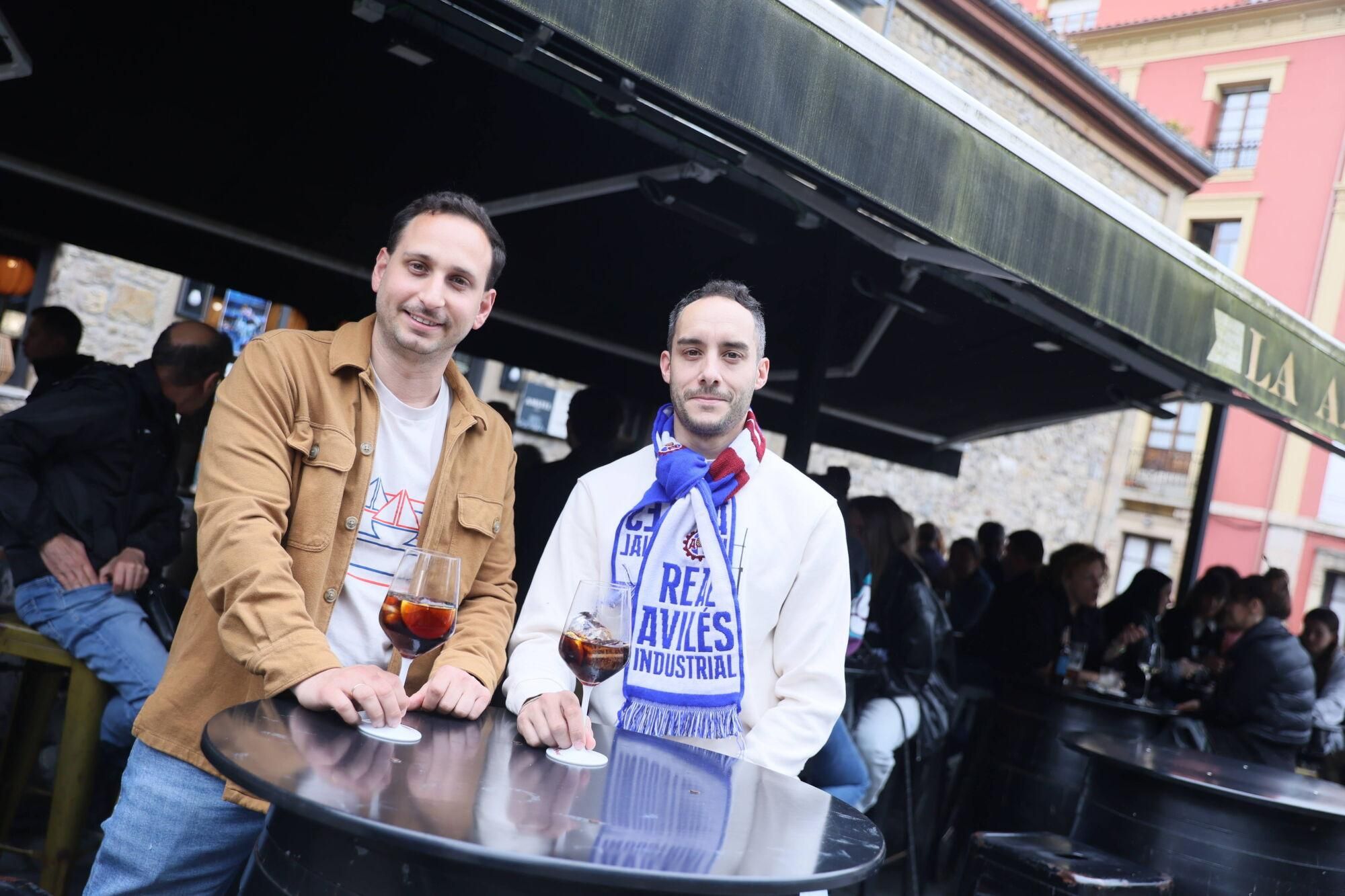 .La afición del Avilés calienta motores antes del partido del posible ascenso