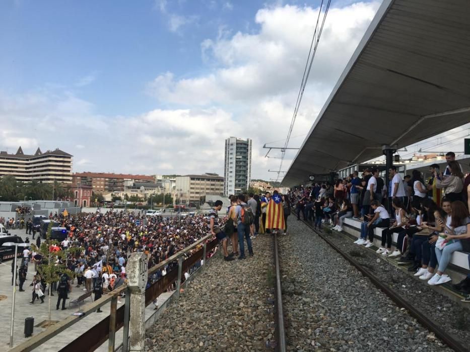 Els manifestants tallen la circulació de trens a Girona
