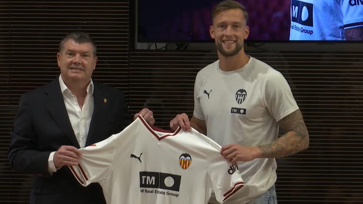 De Haas disfruta en su presentación con el Valencia CF