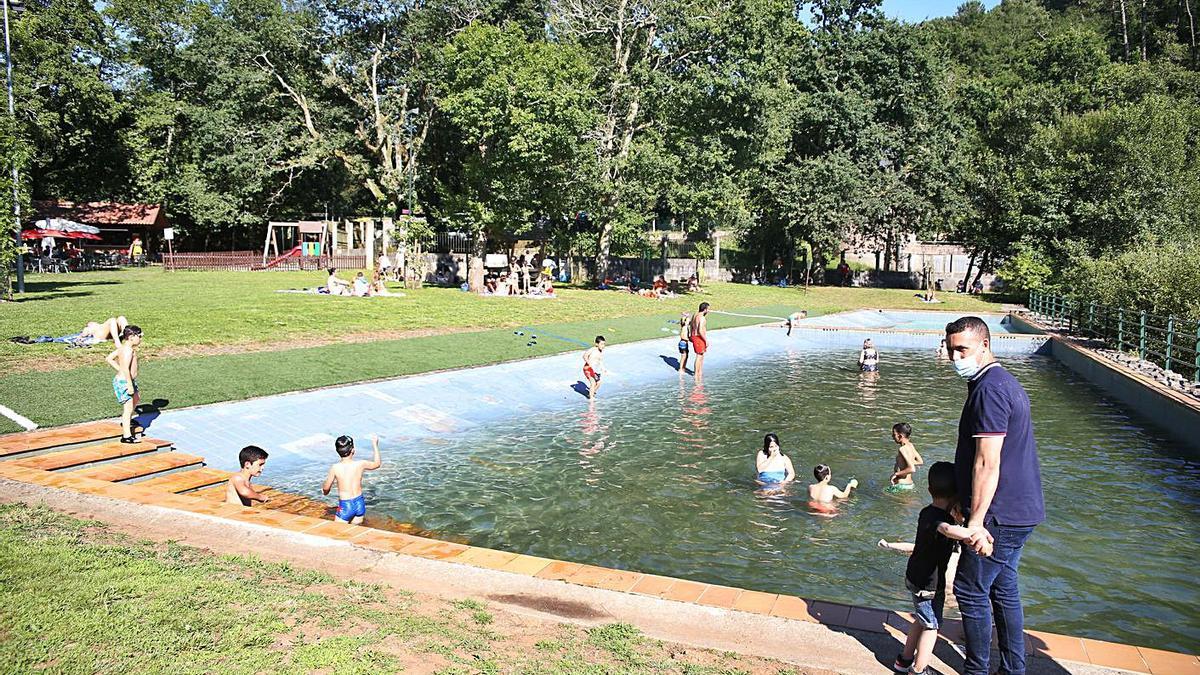 Bañistas, ayer, en el área recreativa de A Carixa.   | // BERNABÉ/ANA AGRA