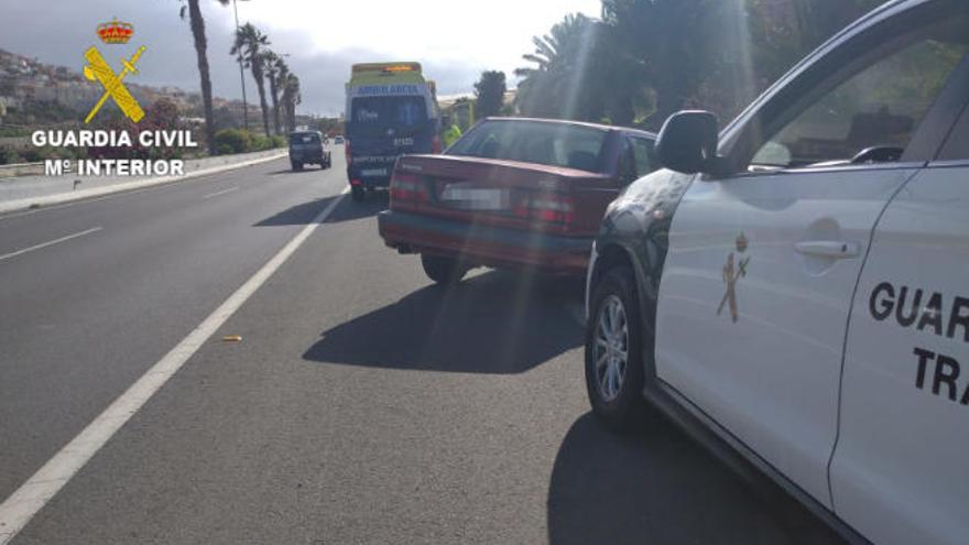 Agentes de la Guardia Civil auxilian a un conductor en la GC-2