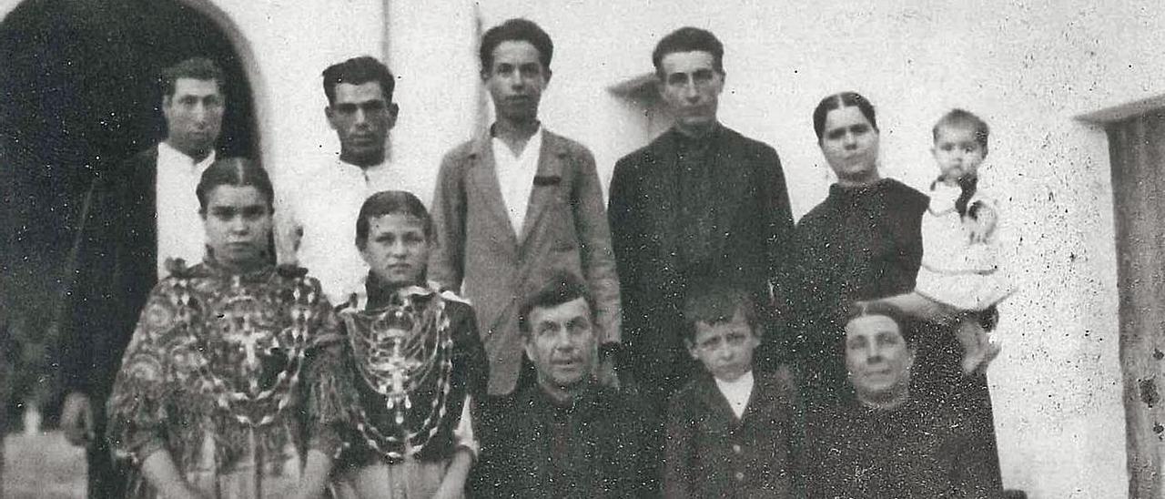 Familia de Can Coves, con el futuro guardia civil Josep Riera arriba en el centro. | COLECCIÓN JOAN MARÍ RIERA