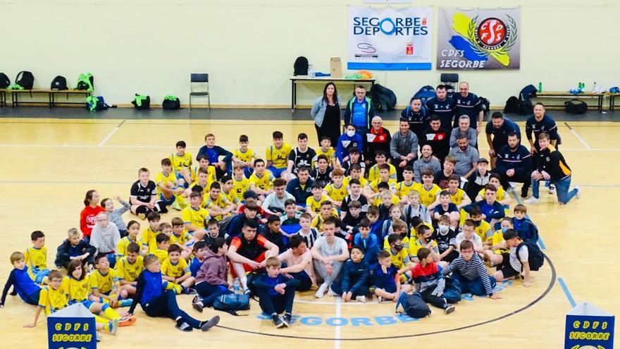 Foto de familia de las dos escuelas de fútbol sala.