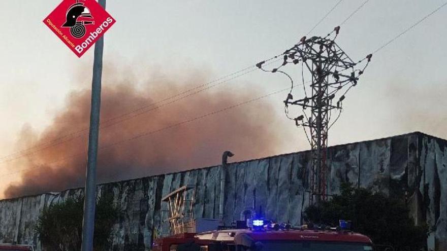 Un foc en el parc industrial Tres Hermanas d’Aspe causa un incendi forestal