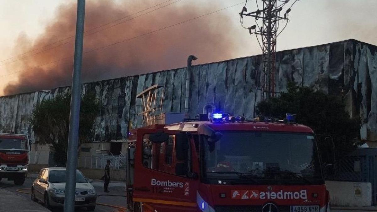 Un fuego en el parque industrial Tres Hermanas de Aspe causa un incendio forestal